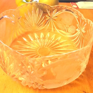 HEAVY Crystal glass fruit serving bowl Decorative Fruit Bowl 19cm Vintage 1970s Retro 1.9kgs VGC