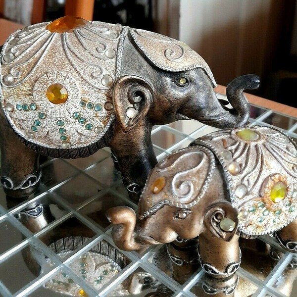 Pair of Stoneware Elephants in Excellent Condition Decorative Shudehill Giftware