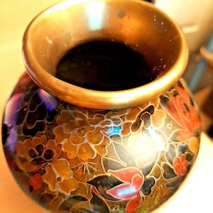 Zwart geëmailleerde cloisonné vaas vintage oosters verguld messing 7,5 inch VGC