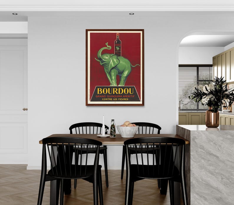 以下が含まれることがあります： フランスのキニーナ・アペリティフ、ブルドゥーのヴィンテージ広告ポスター。ポスターには、ブルドゥーのボトルを背中に乗せた緑色の象が後ろ足で立っている様子が描かれている。ポスターのテキストには、「ブルドゥー グラン キニーナ アペリティフ コントレ レ フィエーブル」と書かれている。