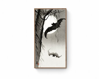 Puede incluir: Impresión enmarcada con una ilustración en blanco y negro de murciélagos volando frente a una luna llena. La obra de arte, con estética japonesa, incluye una rama de árbol, creando una escena nocturna serena.