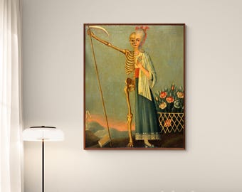 Op de afbeelding: Een ingelijst vintage schilderij toont een skeletfiguur met een zeis, half gekleed in een jurk en sjaal, naast een bloemenmand. Het kunstwerk heeft een bruine lijst en is op een lichtgekleurde muur gemonteerd.