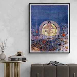 Op de afbeelding: Een vintage kunstprint met een vrouw in een vloeiende jurk die op een halve maan staat. De achtergrond is een donkerblauwe lucht met een veld vol bloemen en wijnstokken.