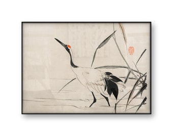 Puede incluir: Una pintura de tinta negra y blanca de una grúa de pie en un estanque con juncos. La grúa tiene una mancha roja en la cabeza y mira hacia la derecha. La pintura está sobre un fondo marrón claro.