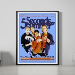 Puede incluir: Un póster que anuncia el nuevo álbum de la banda 5 Seconds of Summer. El póster presenta un fondo azul con los nombres de los miembros de la banda y el título del álbum "5 Seconds of Summer". Los miembros de la banda aparecen en un abrazo grupal, con la cabeza echada hacia atrás y sonriendo. El texto "The New Album" está impreso en naranja, y el texto "5SOS5" está impreso en blanco. El texto "September 2022" está impreso en negro. El texto "Featuring Complete Mess and Take My Hand" está impreso en negro.