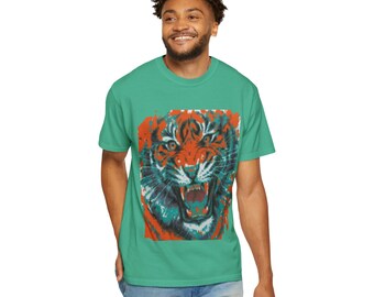 Puede incluir: Una camiseta azul turquesa con un estampado gráfico de la cara de un tigre en tonos naranja, azul y blanco.