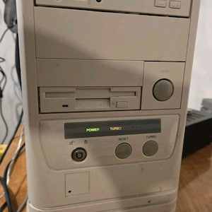 Könnte beinhalten: Ein beigefarbener Vintage-Computer-Tower mit einem 50Xmax CD-ROM-Laufwerk, einem Diskettenlaufwerk und einem runden Einschaltknopf. Die Frontblende enthält eine Betriebsanzeige, eine Reset-Taste, eine Turbo-Taste und ein Schlüsselschloss.