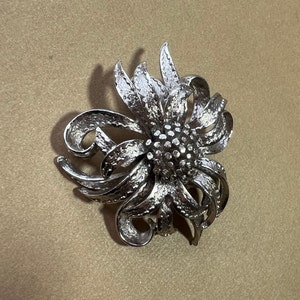 Spilla vintage a forma di fiore in argento, firmata CORO