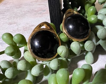 Crown Trifari Clip-Ohrringe aus schwarzem Lucite und Gold