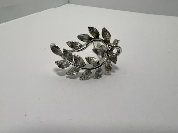 Gorgeous Lisner Signed Leaf Vine Earrings - image 2