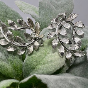 Gorgeous Lisner Signed Leaf Vine Earrings image 1