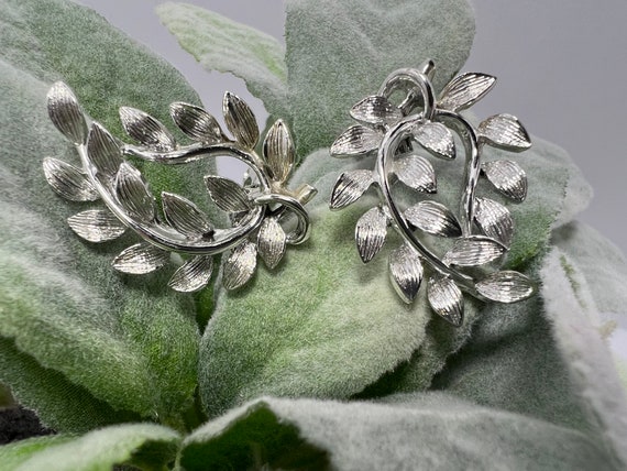 Gorgeous Lisner Signed Leaf Vine Earrings - image 1