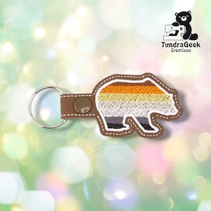 クマの形をしたベアプライドキーホルダー｜刺繍入りビニールチャーム｜クマ好きのためのコミュニティギフト｜アラスカ製