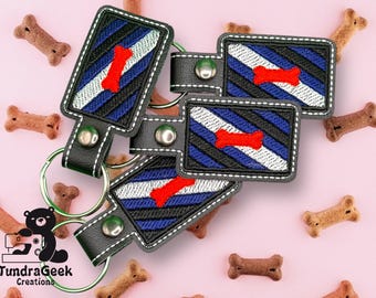 Llavero con la bandera del orgullo cachorro