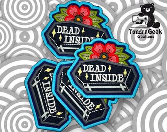 Dead Inside 4 i sy-på broderad lapp