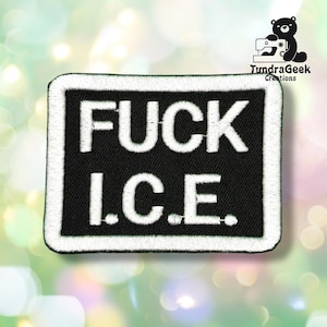 Puede incluir: Parche rectangular negro con texto bordado blanco que dice "FUCK I.C.E.". El parche tiene un borde blanco y está sobre un fondo borroso. El logotipo de TundraGeek Creations está en la esquina superior derecha.