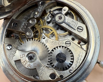 Montre de poche suisse dans un demi-boîtier Hunter en acier inoxydable. Le mouvement est estampillé S.B & Co.