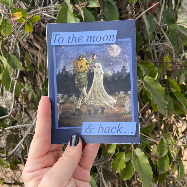 Novios fantasma y calabaza bailando en un cementerio. Tarjeta de amor eterno (San Valentín, Navidad, cumpleaños, aniversario, compromiso, boda).
