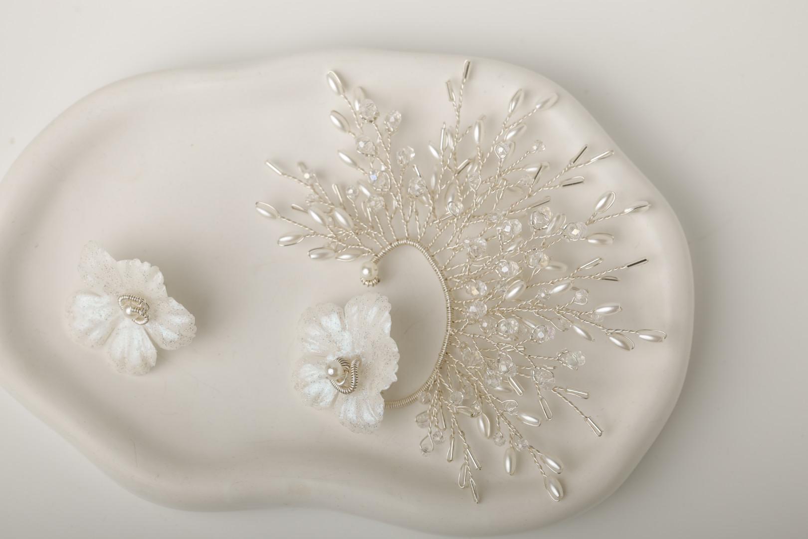 Bridal Ear Cuff: Wedding Statement Earring Flower and Pearl  display picture 1