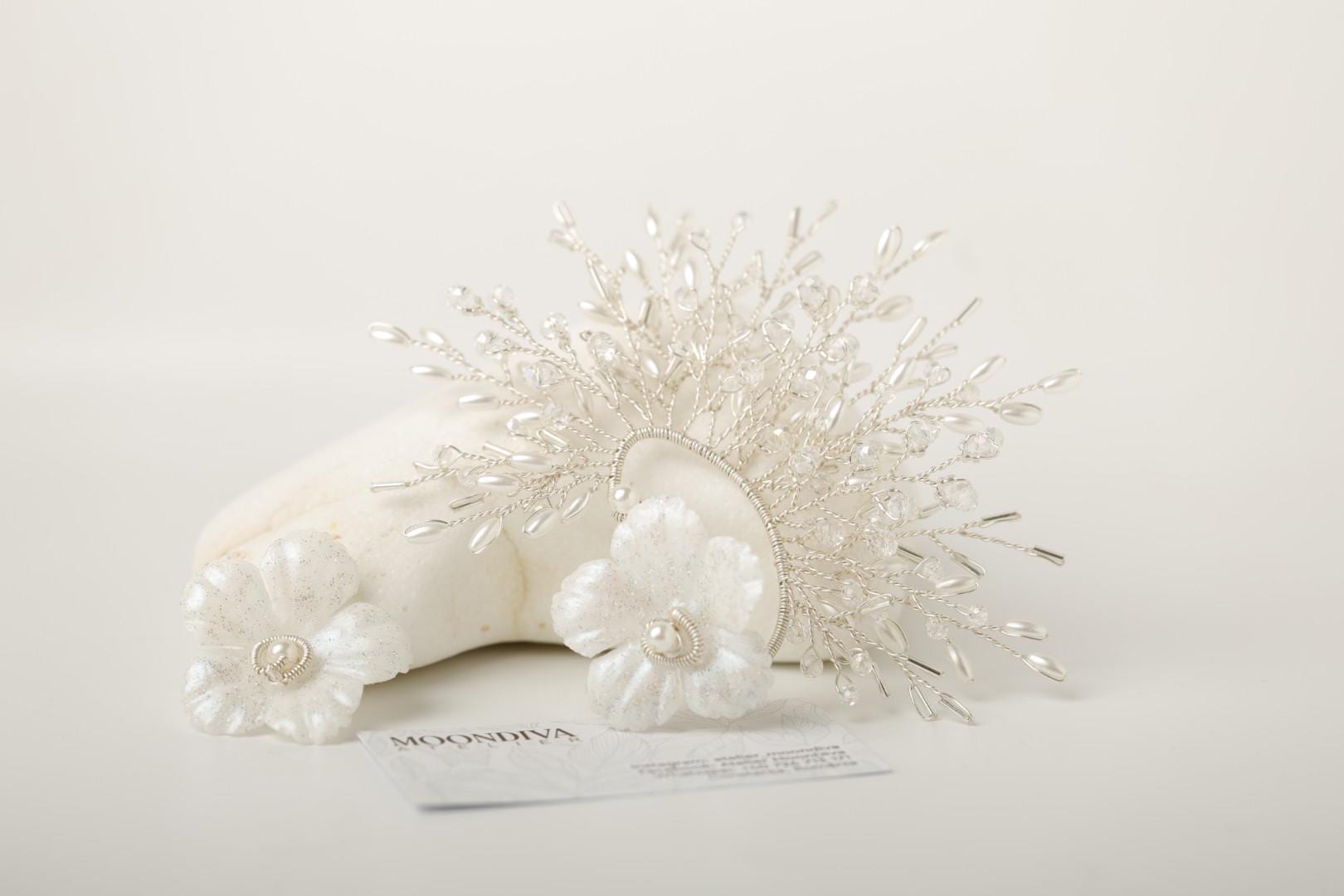 Bridal Ear Cuff: Wedding Statement Earring Flower and Pearl  display picture 1
