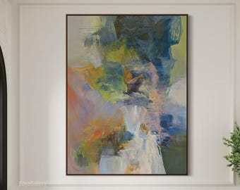 Puede incluir: Una pintura abstracta rectangular grande que presenta una mezcla de pinceladas azules, verdes, amarillas y naranjas. La composición incluye una forma vertical blanca prominente en el centro inferior, enmarcada por un borde fino de color marrón.