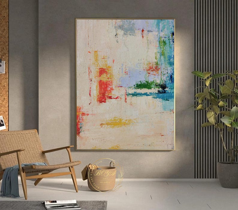 Peut inclure: Peinture abstraite sur fond blanc avec des coups de pinceau color&eacute;s dans des tons de rouge, jaune, bleu et vert. La peinture est encadr&eacute;e dans un cadre dor&eacute;.