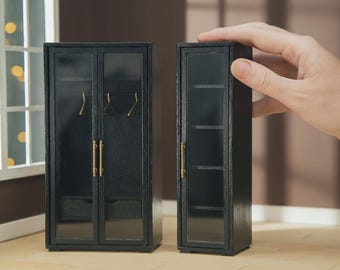 Miniatuur realistische kledingkast op schaal 1/12. Poppenmeubels in moderne stijl. Kledingopberger voor poppenhuis, diorama-kamerdoos. Vitrine: