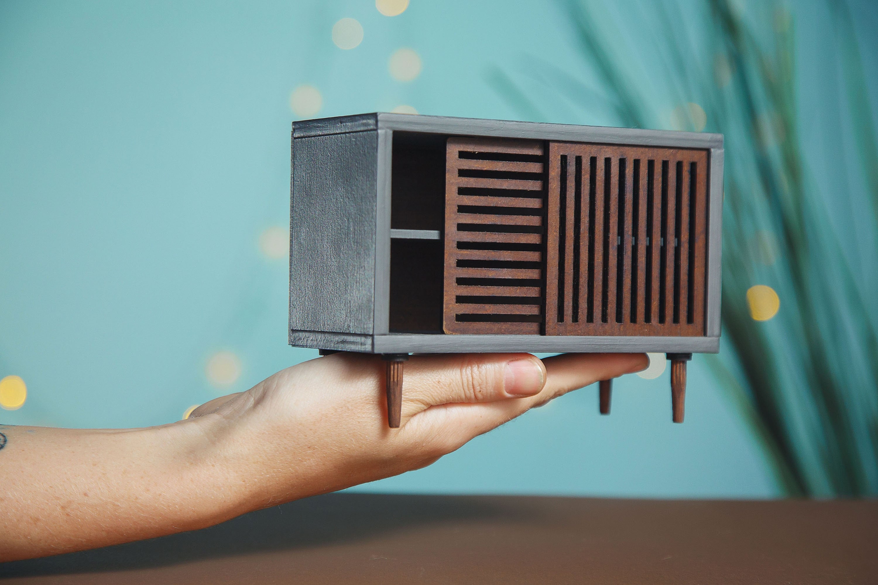 1/6 Kommode für gängige 12 Zoll Modepuppen. Miniatur Möbel für Puppenstube oder Puppenhaus . Fernsehtisch, Schrankkommode