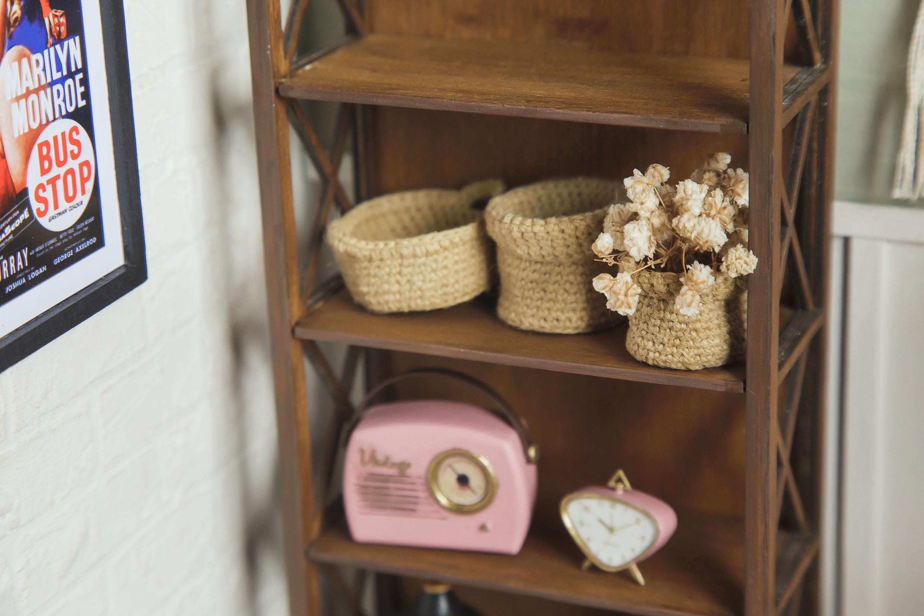 Set di decorazioni per casa delle bambole in scala 1/6, composto da 3 cestini in miniatura all'uncinetto con fiori per bambole da 28 a 30 cm. Moderno contenitore in cotone per roombox
