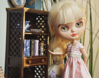 Libreria in scala 1/6 con cassetto per bambole alla moda popolari da 12 pollici. Mobili vintage in miniatura. Libreria, scaffale per il diorama della casa delle bambole roombox