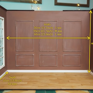 Könnte beinhalten: Ein brauner Hintergrund mit weißen Verzierungen für Produktfotografie. Der Hintergrund ist in drei Größen erhältlich: klein (50 cm oder 19,7 Zoll), mittel (55 cm oder 21,7 Zoll) und groß (60 cm oder 23,6 Zoll). Der Hintergrund ist 40 cm (15,7 Zoll) hoch und 35 cm (13,8 Zoll) tief.