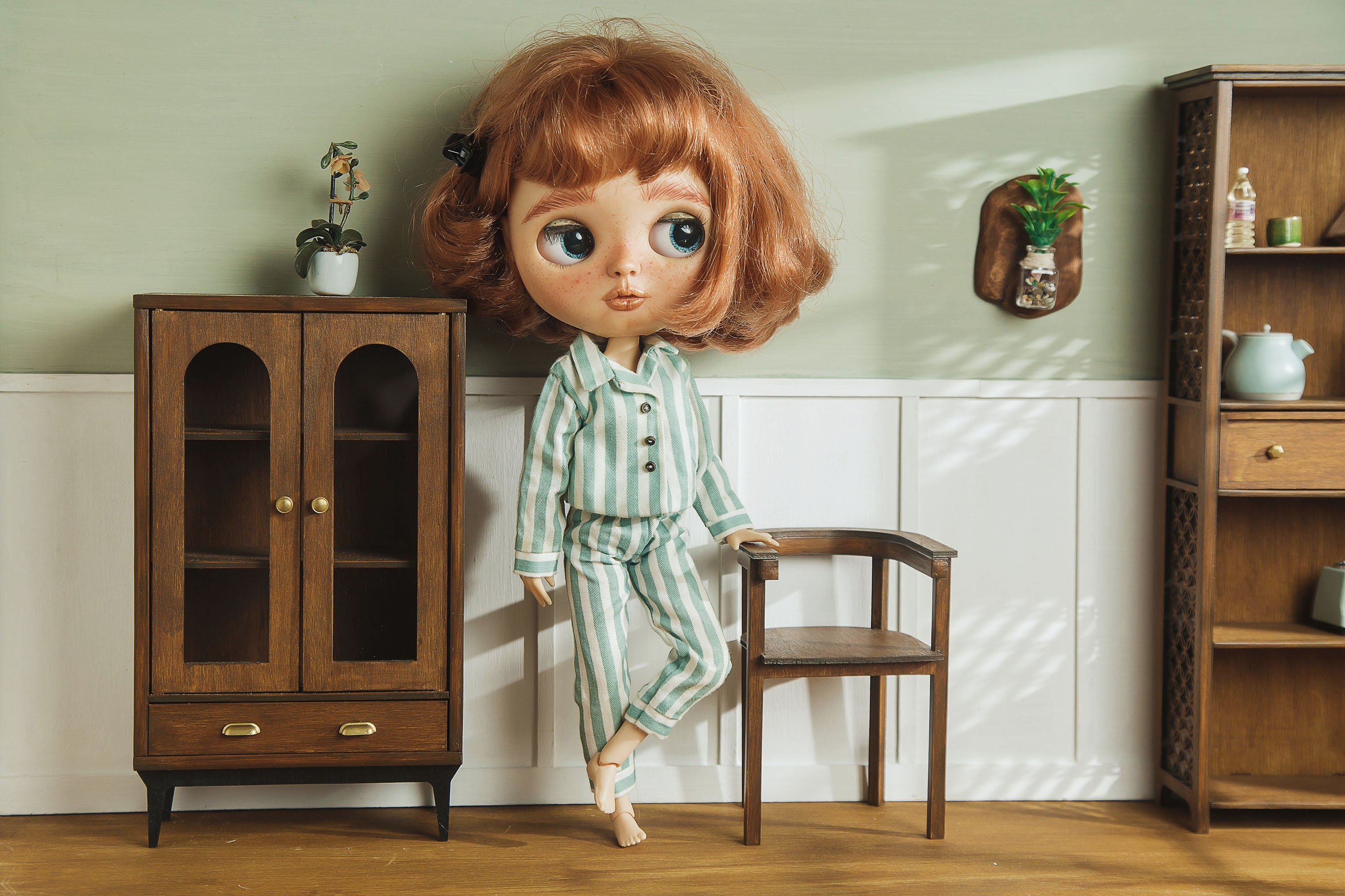 1/6 scale realistic wooden bookcase for popular fashion dolls 12 inch. Miniature modern furniture for roombox, diorama, dollhouse. Showcase