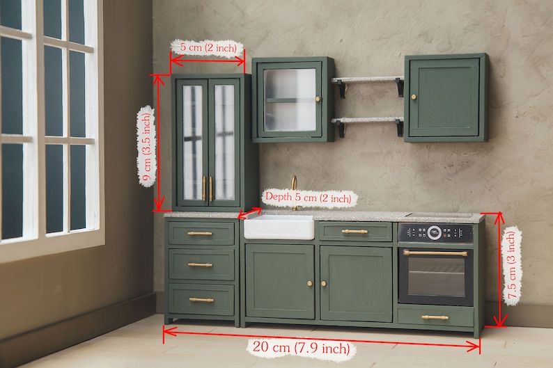 Op de afbeelding: Een groene miniatuurkeukenset met een kast, een gootsteen, een oven en planken. De set is 20 cm breed, 9 cm hoog en 7,5 cm diep.