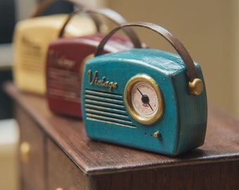 1/6 skaliertes Puppenhaus Miniatur Vintage Radio für beliebte 30 - 30 cm Puppen. Retro-Stil realistische Mini-Dekor für Raumbox, Diorama.