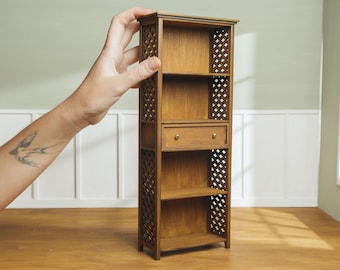 Libreria realistica in scala 1/6 per le famose fashion doll da 12 pollici. Mobili in miniatura vintage. Libreria, scaffale per diorama roombox dollhouse