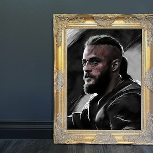 Puede incluir: Una pintura digital en blanco y negro de un hombre con la cabeza rapada y barba. Tiene una cicatriz en la cara y lleva una camisa oscura. La pintura está enmarcada en un marco dorado.