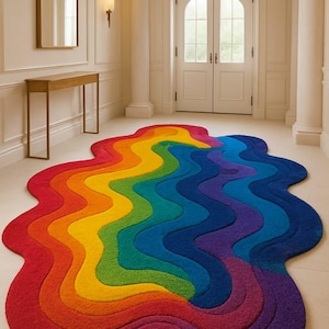 Può includere: Un tappeto colorato a forma di arcobaleno, con un design unico e fluido. Il tappeto presenta uno spettro di colori vivaci, dal rosso al viola, in un motivo ondulato. Questo rivestimento per pavimenti è un pezzo forte, che aggiunge un tocco giocoso allo spazio. Misure in cm.