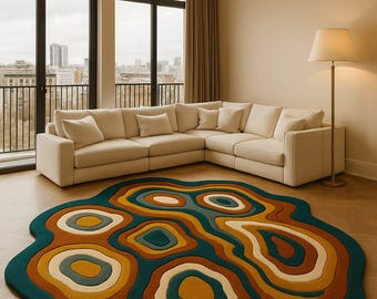 Puede incluir: Salón moderno con un gran sofá esquinero color crema y una colorida alfombra abstracta. La alfombra tiene una base verde azulado con círculos concéntricos en tonos marrón, amarillo y crema. Grandes ventanas arqueadas y una lámpara de pie.