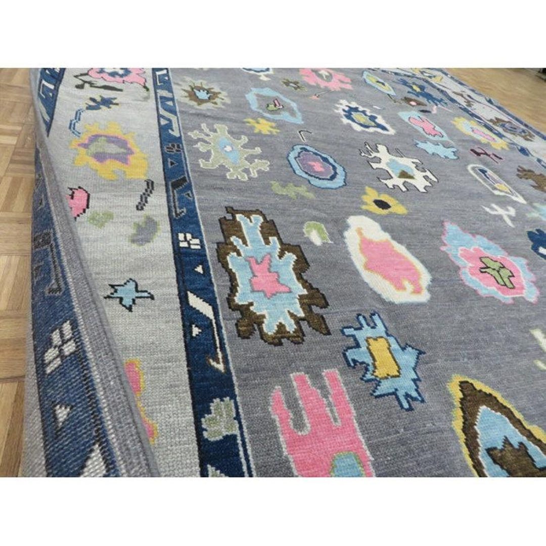 カラフルな手編みのグレーのトライバルラグ – 抽象的な幾何学模様の