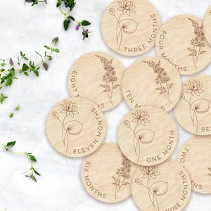 Julio - Flores de lirio de agua y espuela de caballero, mes de nacimiento, marcadores y discos de madera para hitos mensuales de bebés recién nacidos / regalo para baby shower