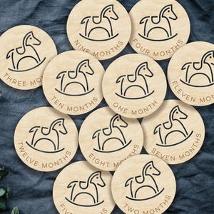 Caballo balancín de madera con marcadores y discos para hitos mensuales de bebés recién nacidos - Momentos clave del bebé / Regalo para baby shower