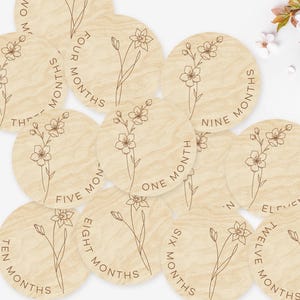 Marzo - Flores de cerezo y narciso, marcadores y discos de madera para hitos mensuales de bebés recién nacidos/regalo para baby shower