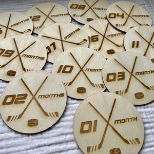 Marcadores y discos de madera para hitos mensuales de bebés con forma de juego de hockey para recién nacidos: momentos importantes del bebé / regalo para baby shower