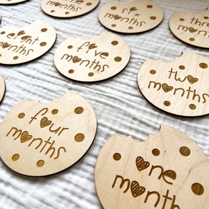 Galletas con chispas de chocolate, marcadores y discos de madera para hitos mensuales de bebés recién nacidos: momentos importantes del bebé / regalo para baby shower