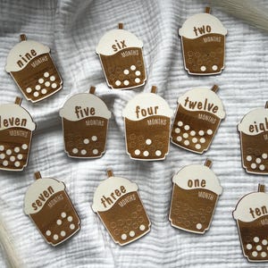 Marcadores y discos de madera para hitos mensuales de bebés recién nacidos con té de burbujas o Boba: momentos importantes del bebé / regalo para baby shower