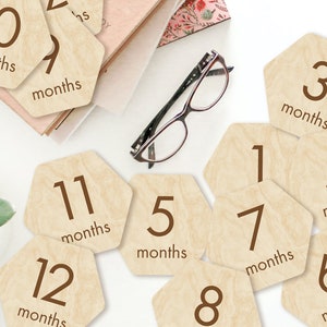 Marcadores y discos de madera con fuente minimalista hexagonal simple para hitos mensuales para bebés recién nacidos: para momentos importantes del bebé o regalo de baby shower