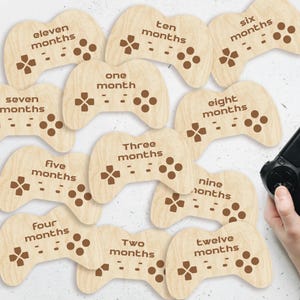Marcadores y discos de madera para hitos mensuales de bebé recién nacido, con diseño de gamer y controlador de juegos. Ideales para momentos especiales del bebé o como regalo para baby shower.