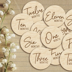 Marcadores y discos de madera con letras de escritura modernas para hitos mensuales de bebés recién nacidos: momentos importantes del bebé / regalo para baby shower