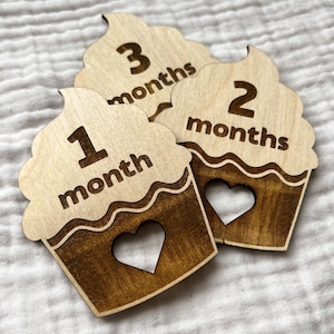 Cupcakes Marcadores y discos de madera para hitos mensuales de bebés recién nacidos - Momentos importantes del bebé / Regalo para baby shower