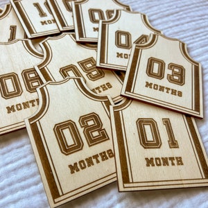 Marcadores y discos de madera para hitos mensuales de bebés recién nacidos hechos con camisetas de baloncesto: momentos importantes del bebé / regalo para baby shower